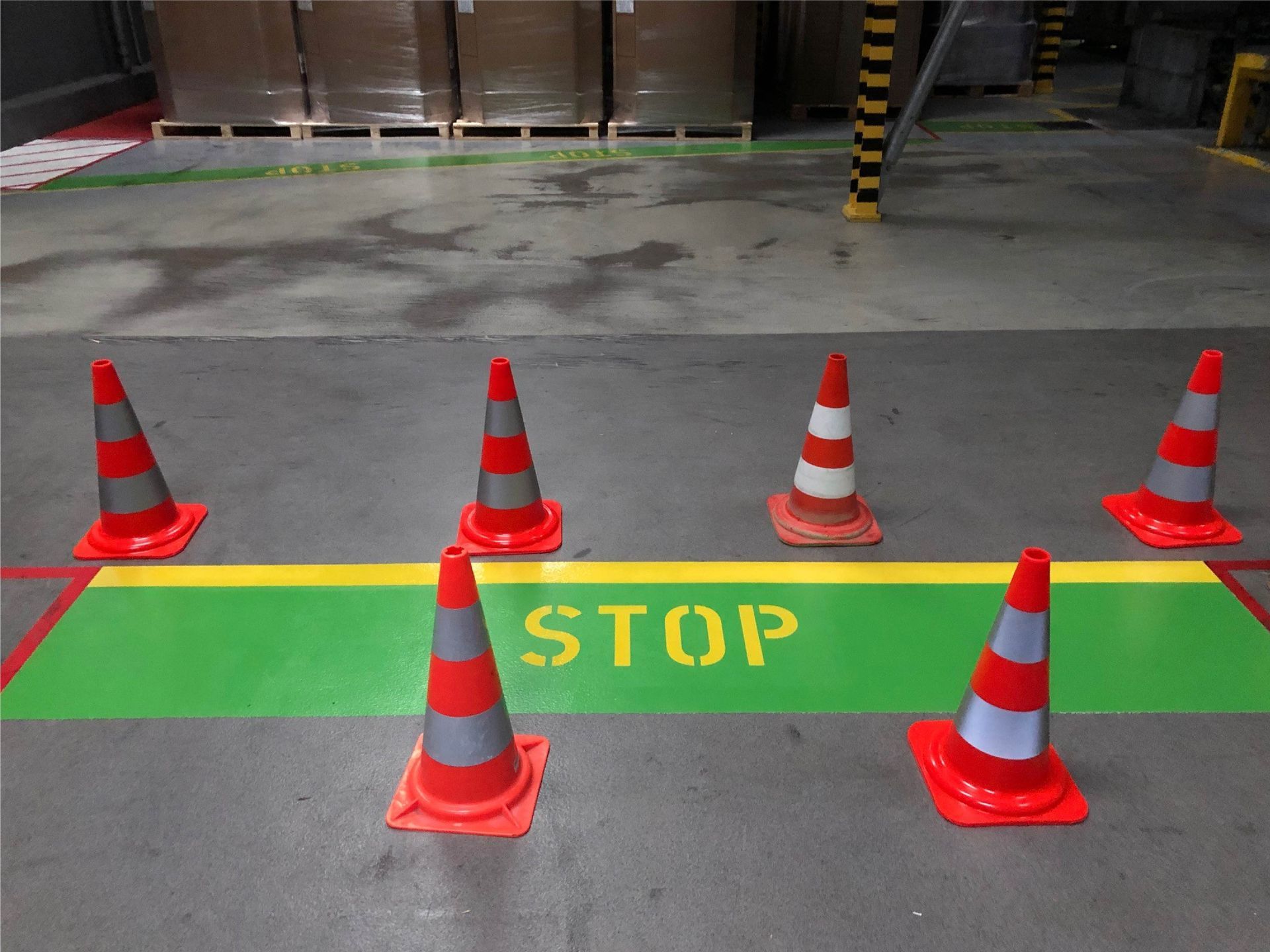 In einem Lagerhaus ist ein Stoppschild auf den Boden gemalt
