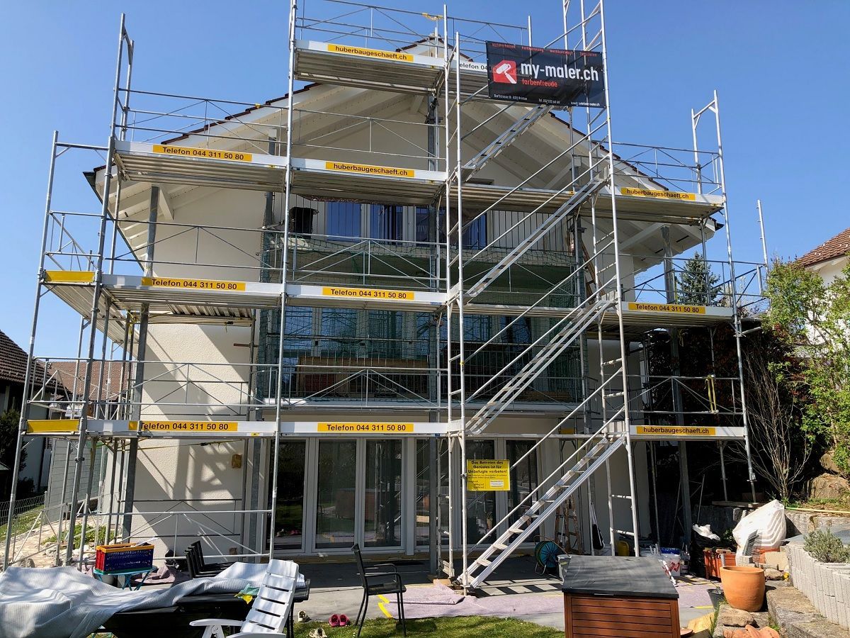 Es wird ein Haus mit Gerüst darum herum gebaut.