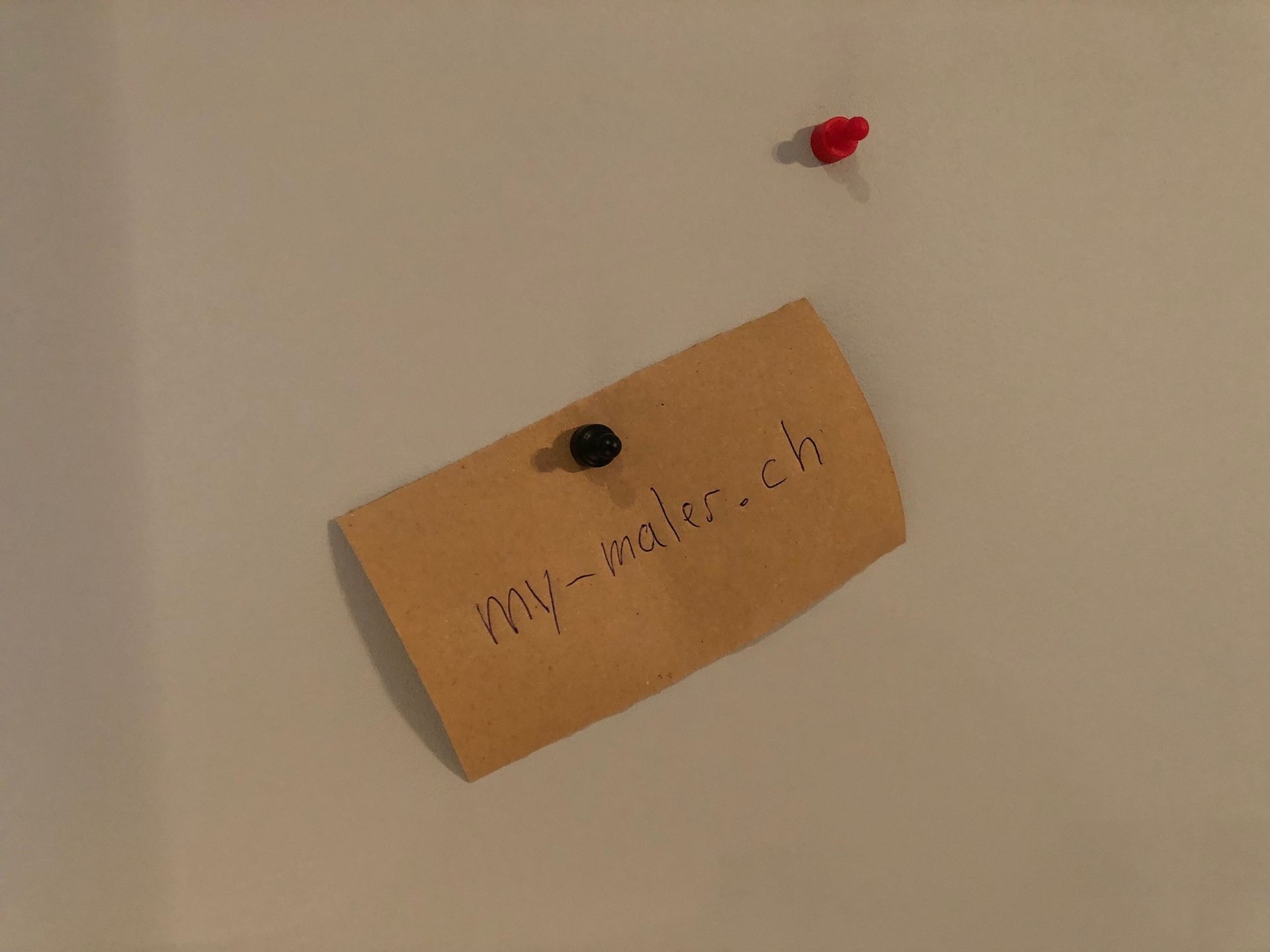 Ein Zettel mit der Aufschrift my-maler.ch