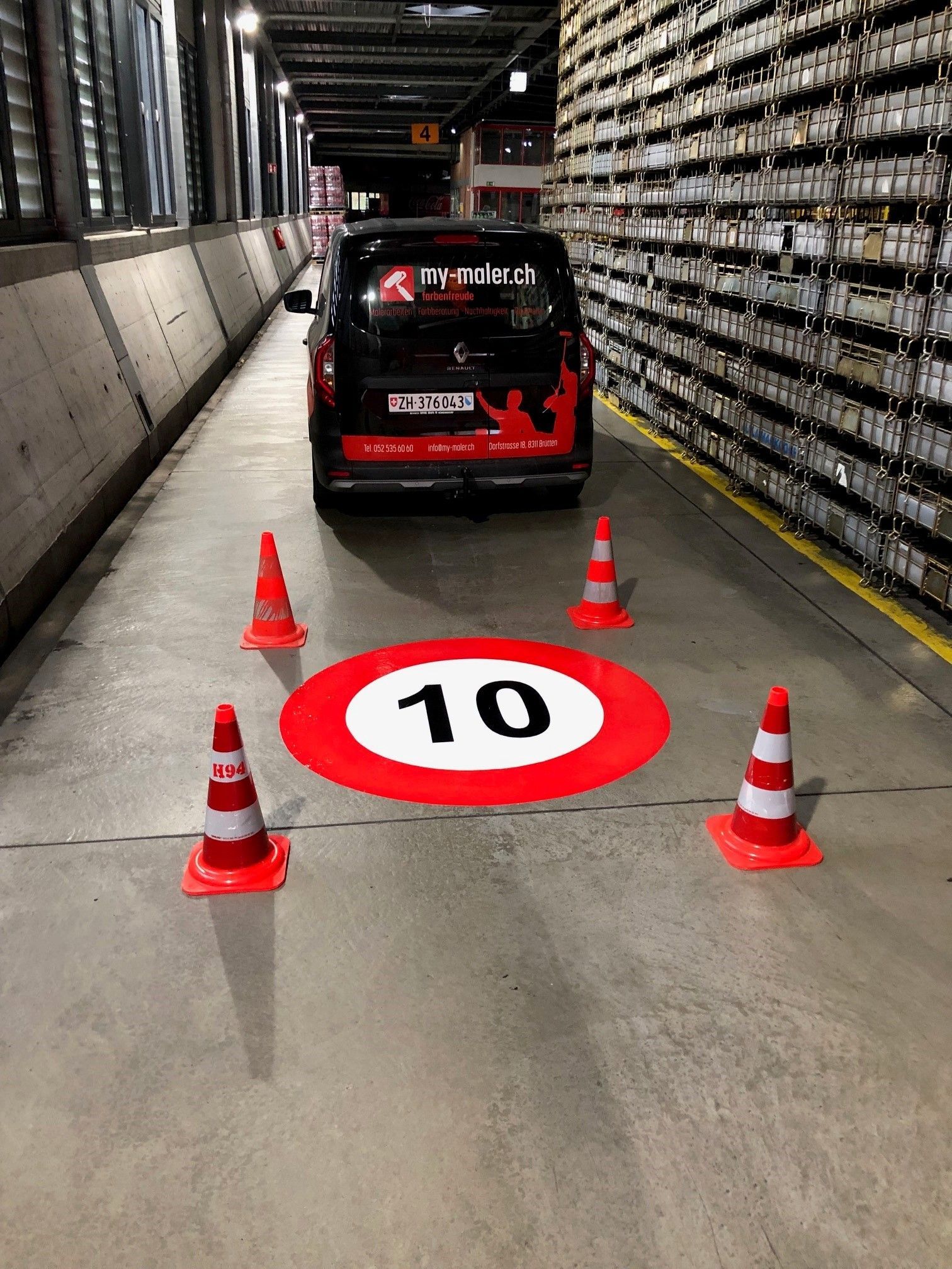 Geschwindigkeitkennzeichen auf dem Boden gemalt