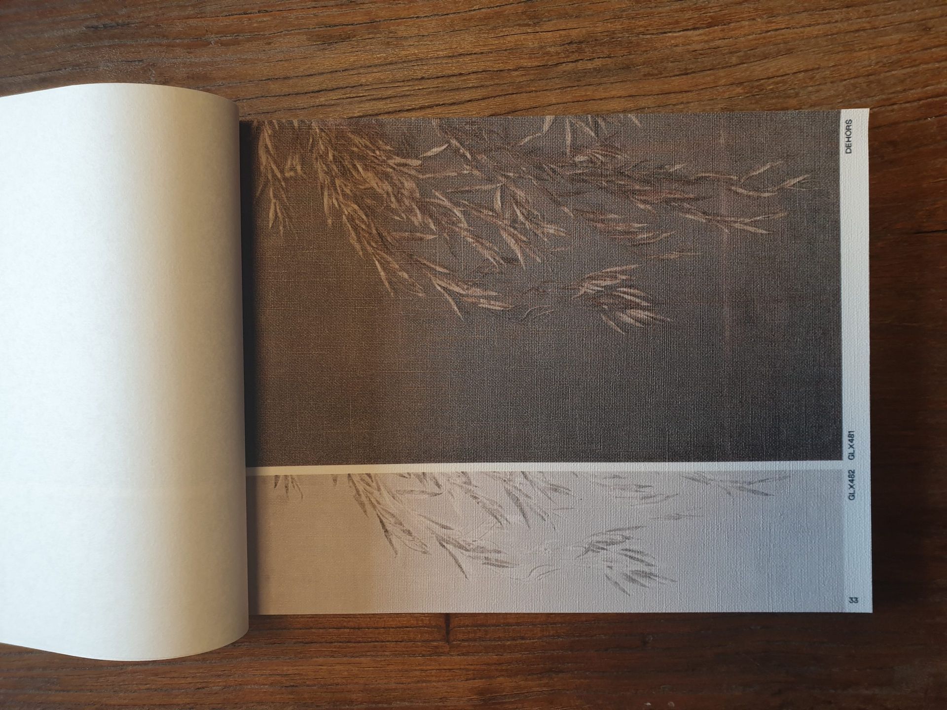 In einem Buch ist eine Seite aufgeschlagen, auf der ein Stück Holz abgebildet ist.