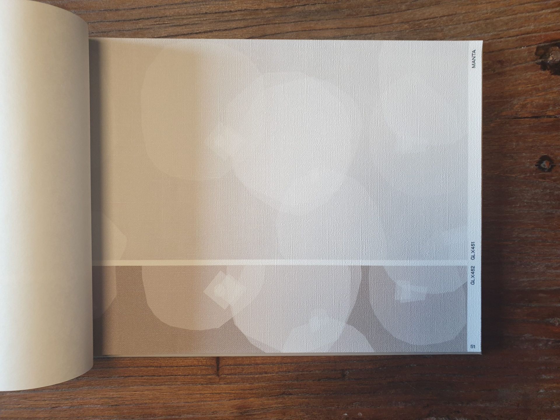 Zeitloses Design von Malerarbeiten in einem Buch