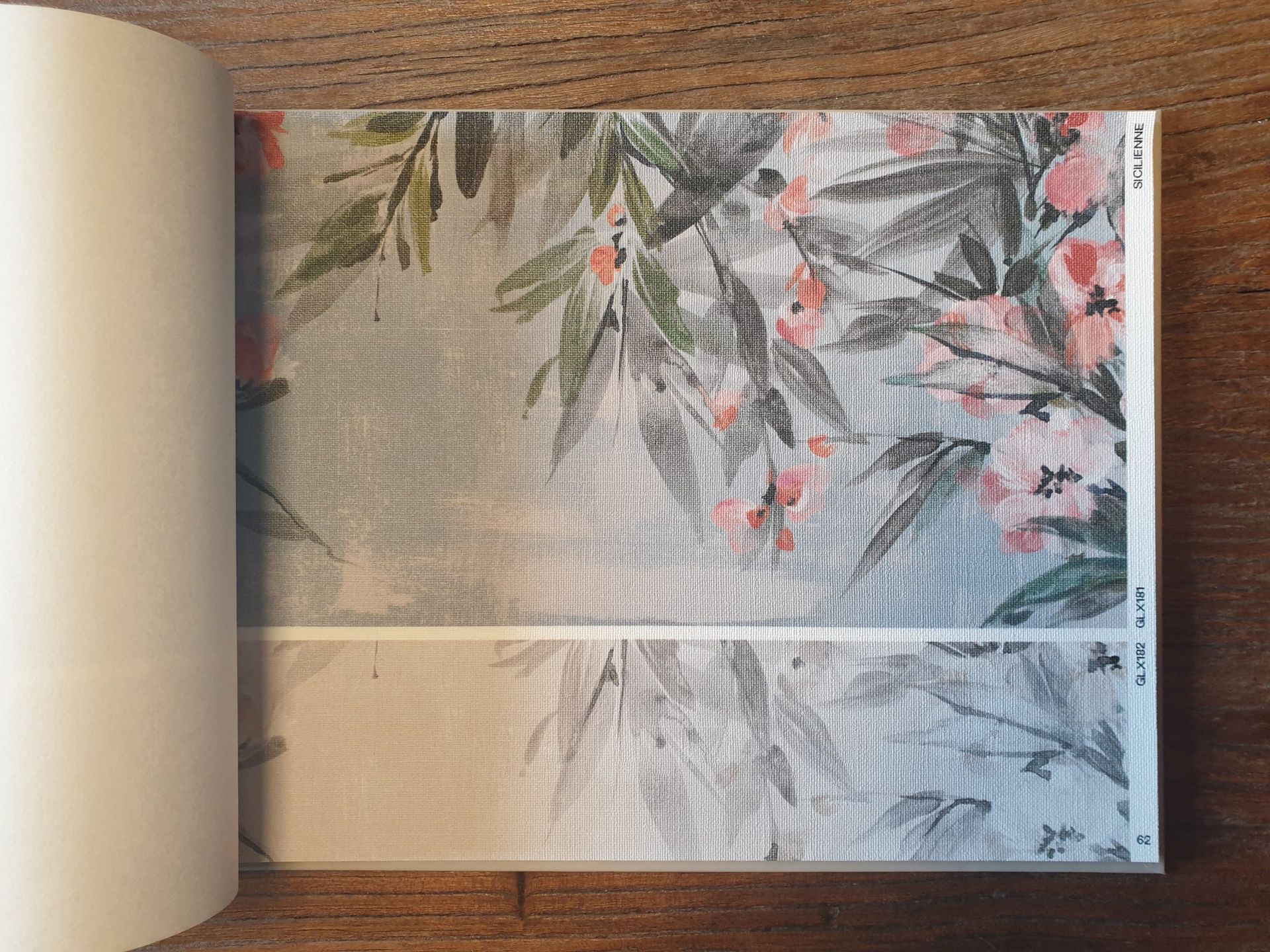 Ein Buch ist auf einer Seite aufgeschlagen, auf der Blumen zu sehen sind.
