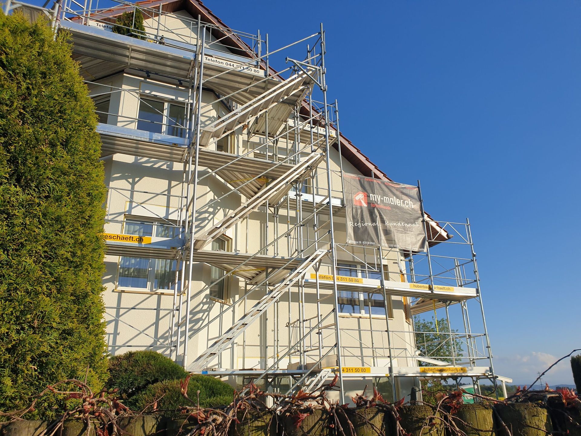 Ein Haus wird umgebaut, an der Seite steht ein Gerüst.