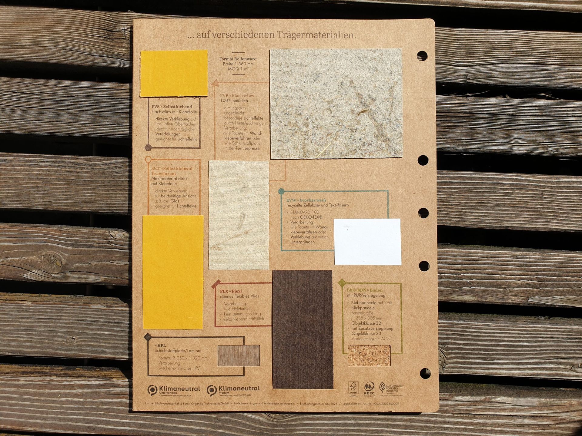 Ein Stück Papier mit einem gelben Quadrat in der Mitte