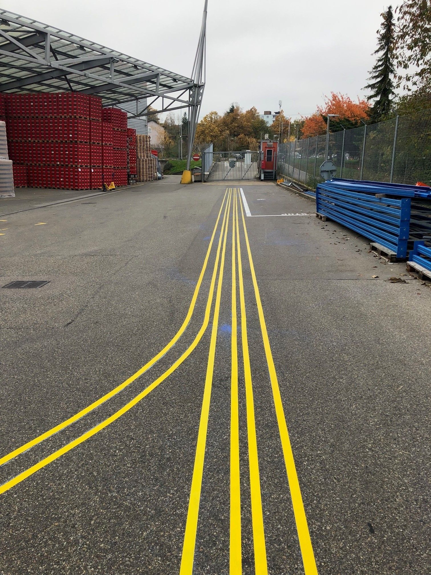 Eine Reihe gelber Linien am Strassenrand