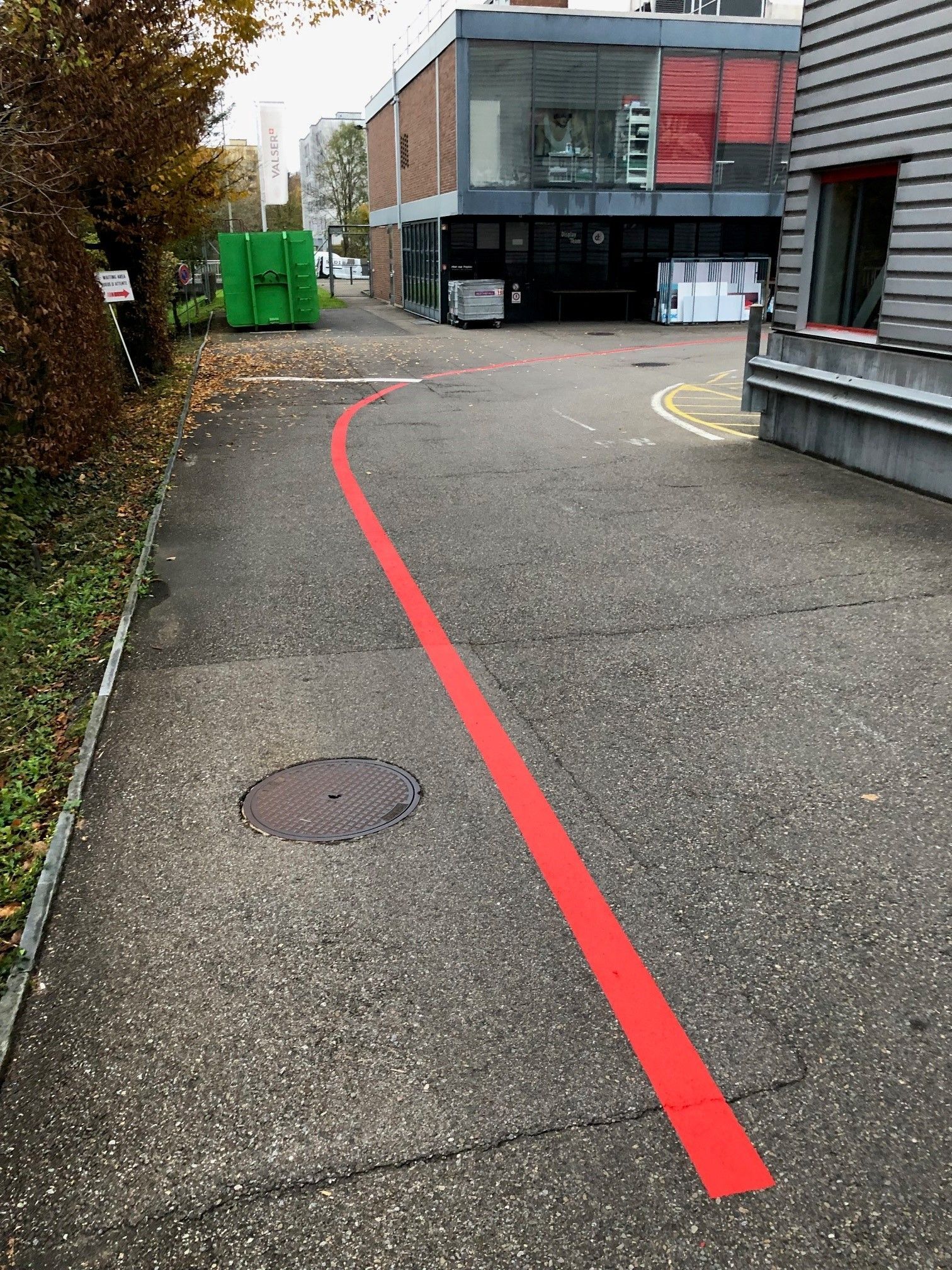 Auf der Strasse ist eine rote Linie aufgemalt.