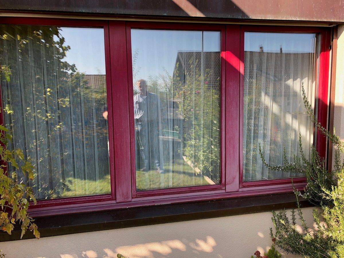 Fenster mit einem roten Rahmen.