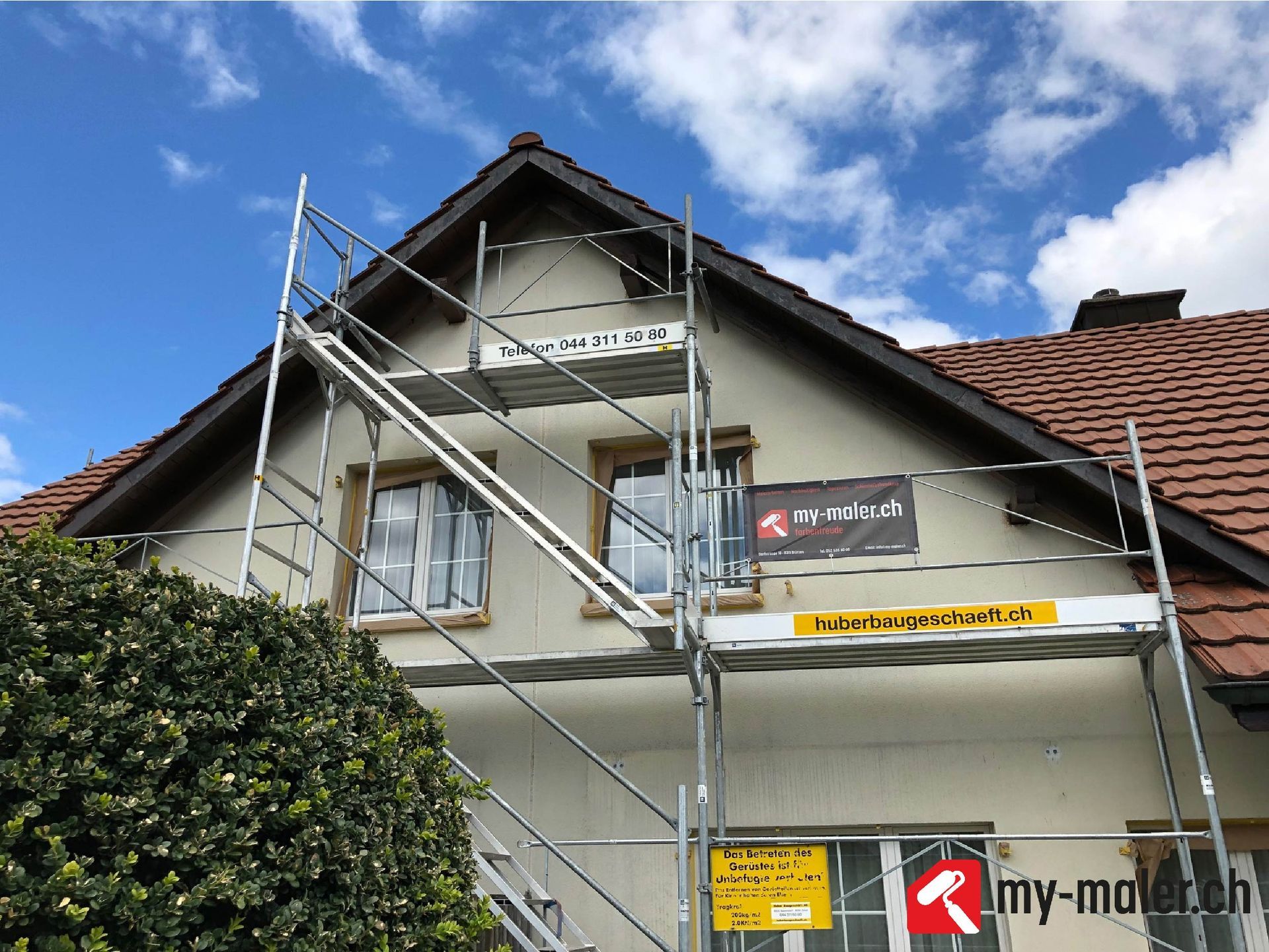 Ein Haus mit Gerüst an der Seite