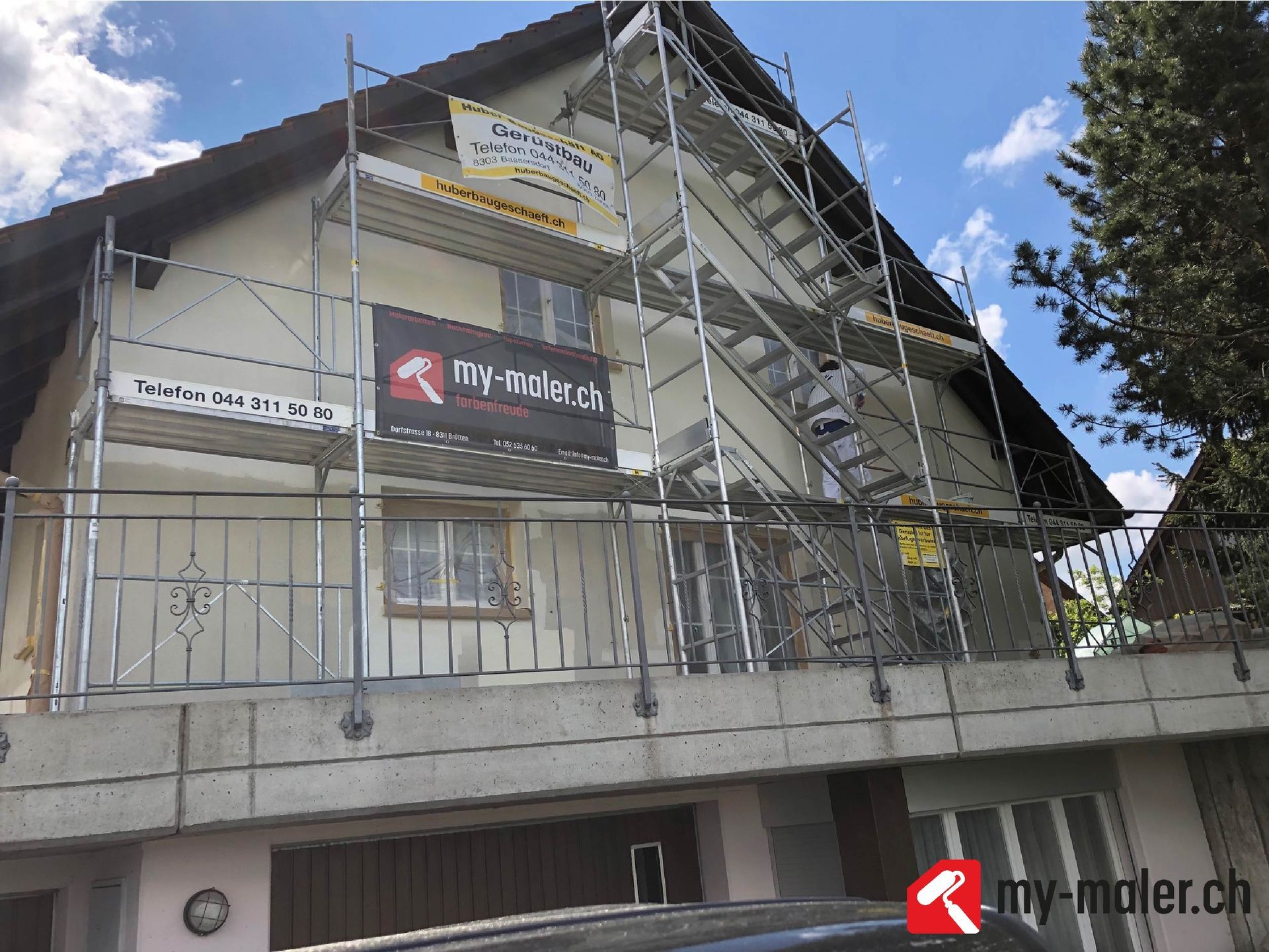 Ein Haus mit Gerüst und einem Schild mit der Aufschrift my-maler.ch
