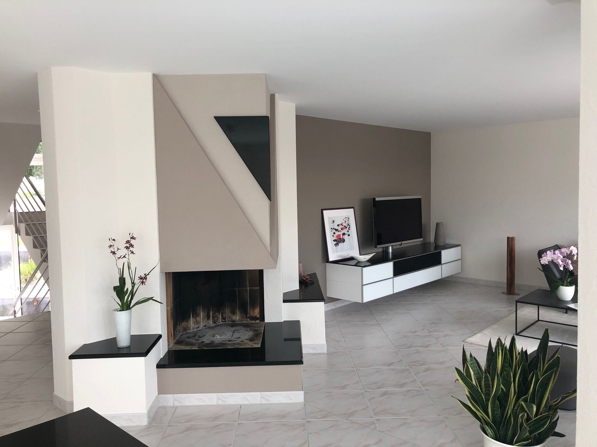 Ein Wohnzimmer mit Kamin und Flachbildfernseher