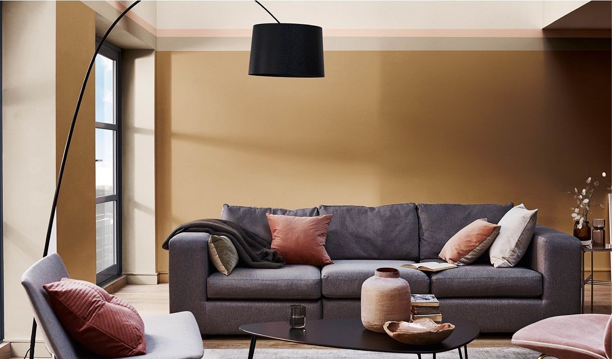 Ein Wohnzimmer mit einer Couch und Stühlen und einer Lampe