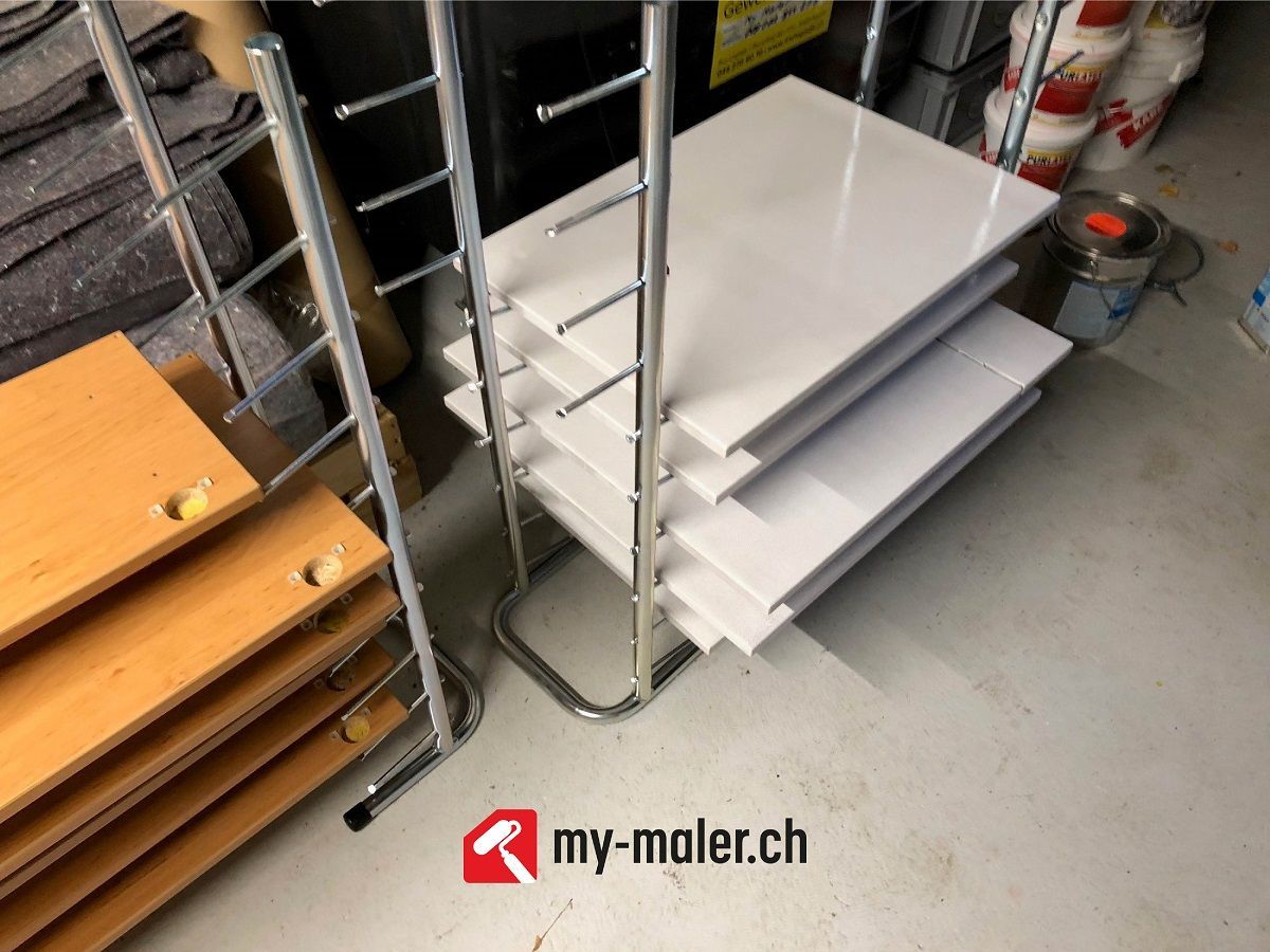 Ein Stapel Regale mit der Aufschrift my-maler.ch auf der Unterseite
