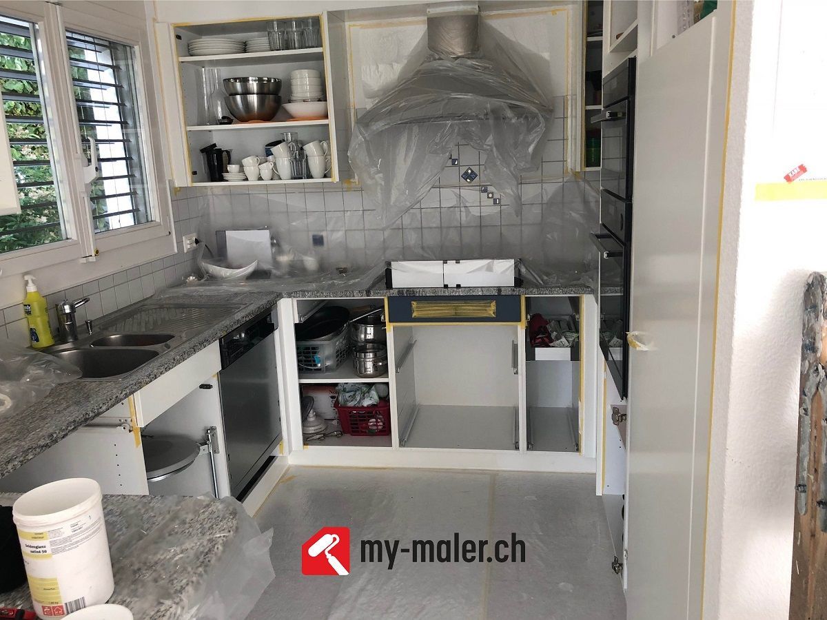 Eine Küche mit Spüle, Herd, Kühlschrank und Schränken wird umgestaltet.