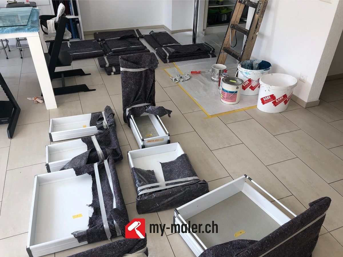 Ein Raum mit vielen Schubladen und Kisten auf dem Boden.