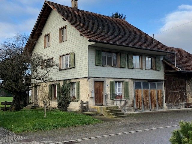 Ein grosses Haus mit grünen Fensterläden
