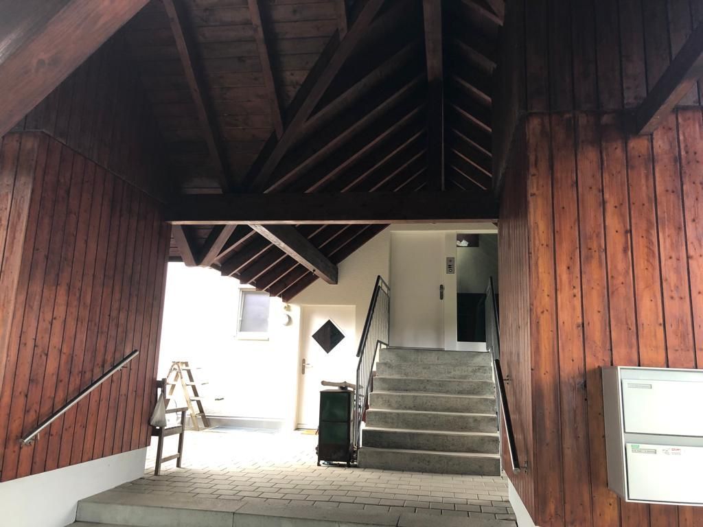 Ein Holzgebäude mit Treppen, die hinaufführen