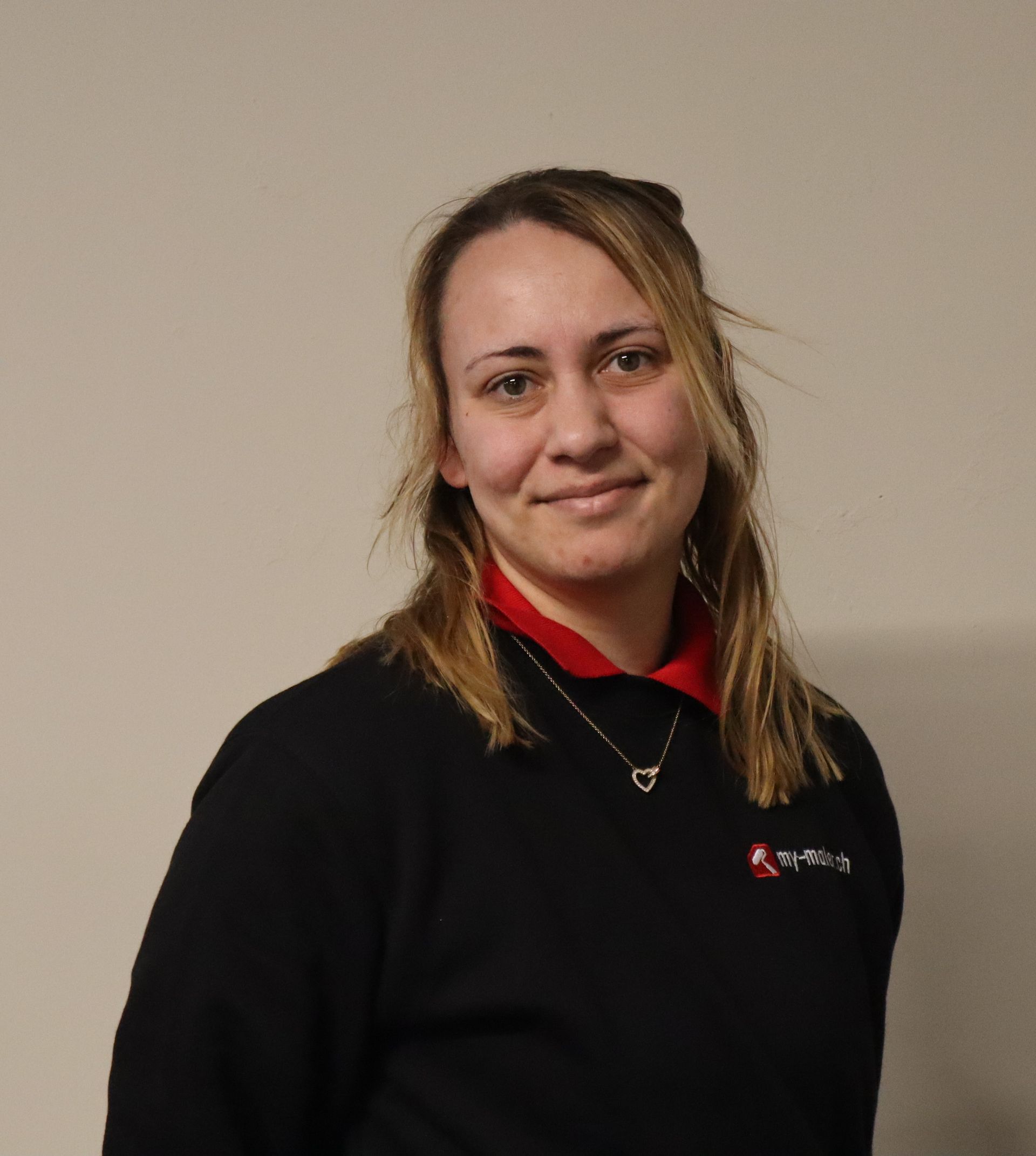 Ein Mann trägt eine schwarze Jacke.