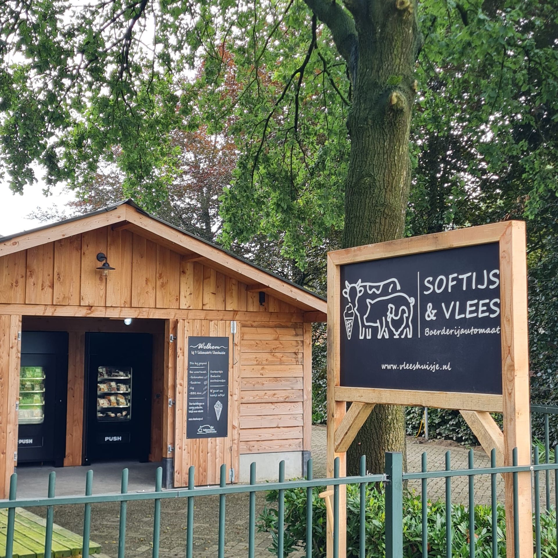 Houten winkel met uithangbord