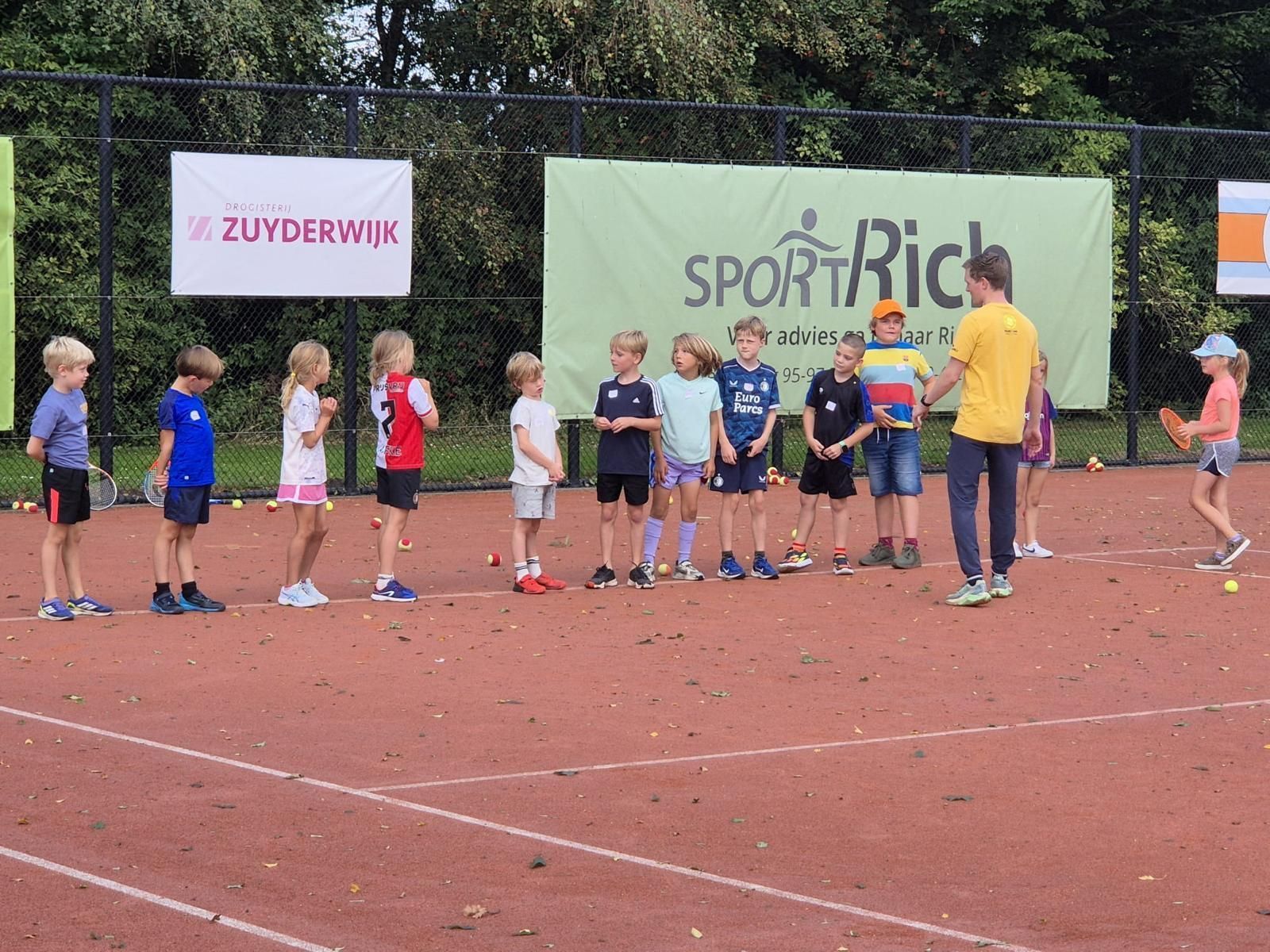 Foto van tennisleraar Pascal met kinderen