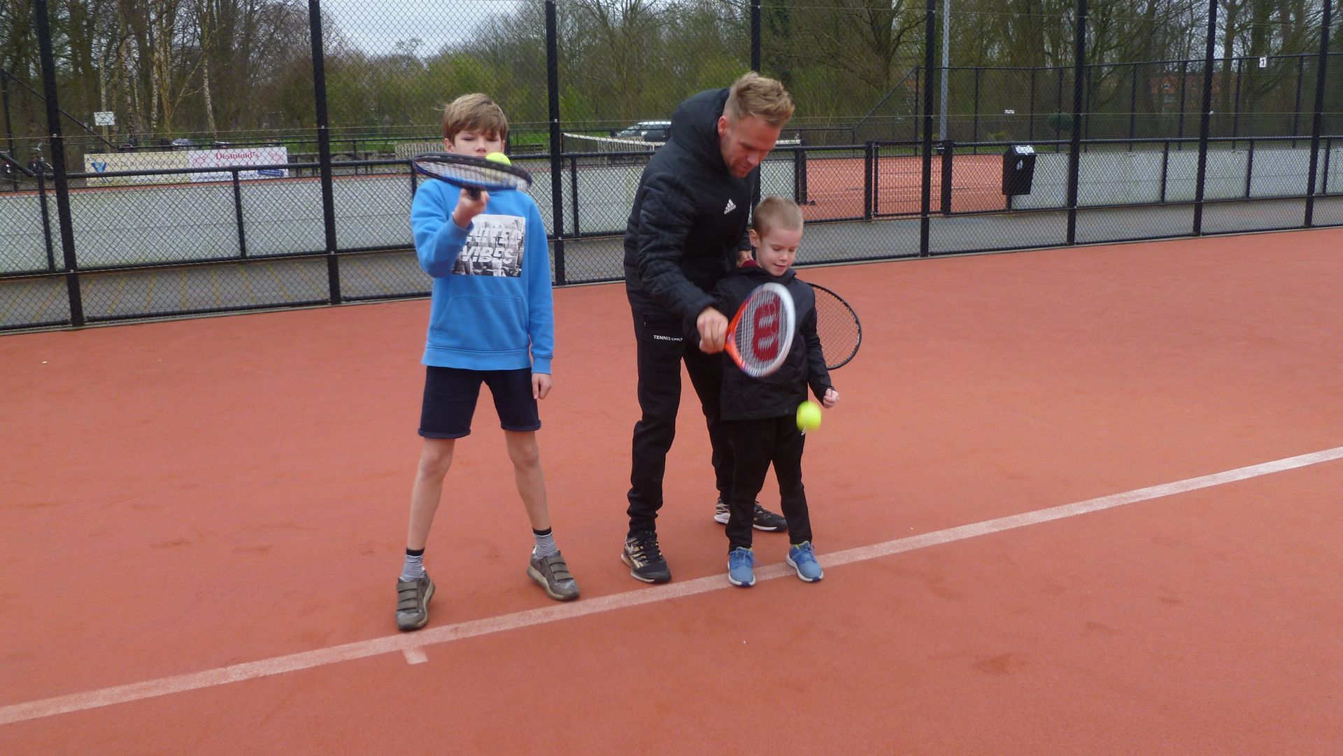 Foto van leraar Marco die kinderen les geeft