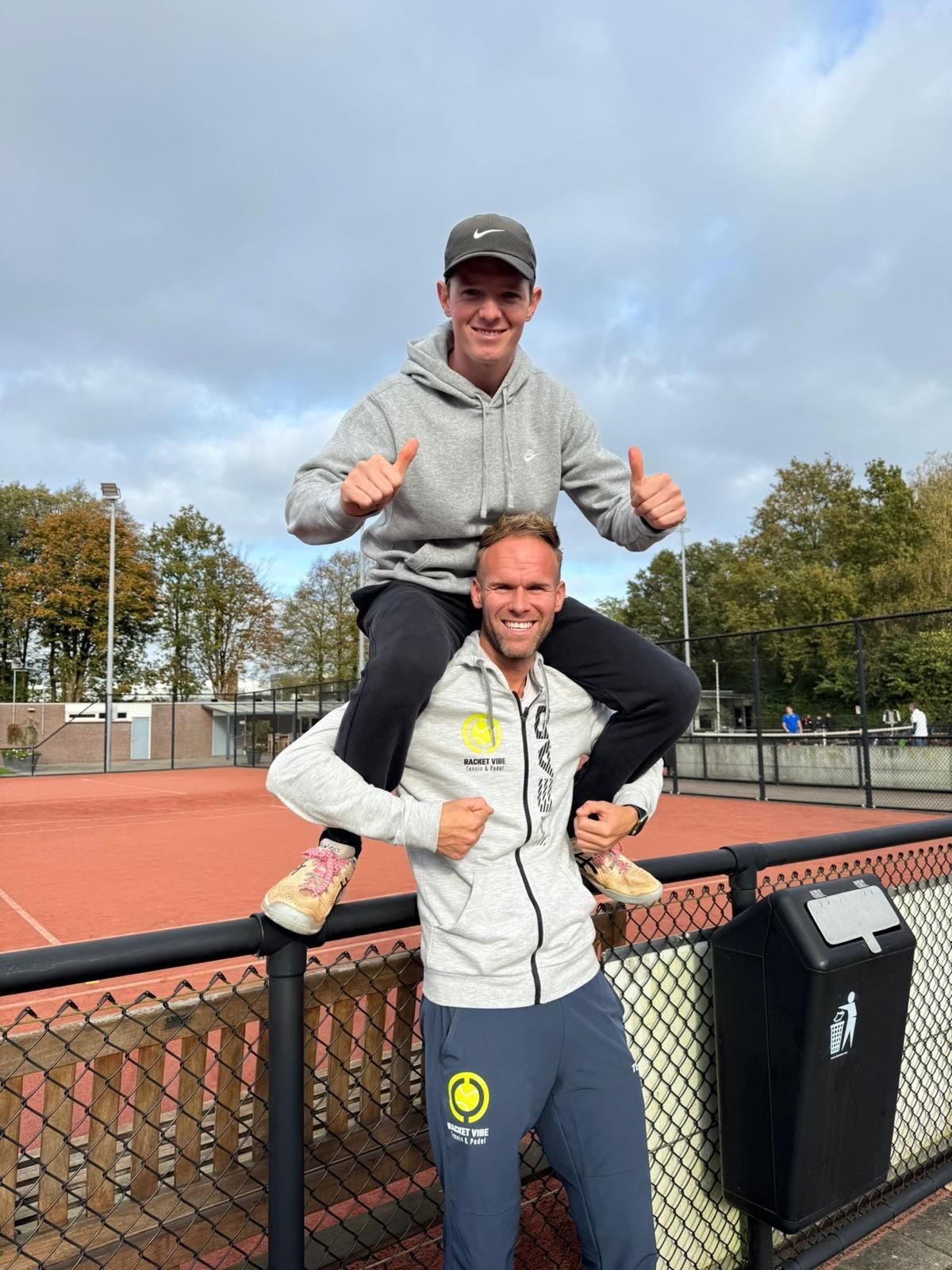 Foto van tennisleraren Pascal en Marco