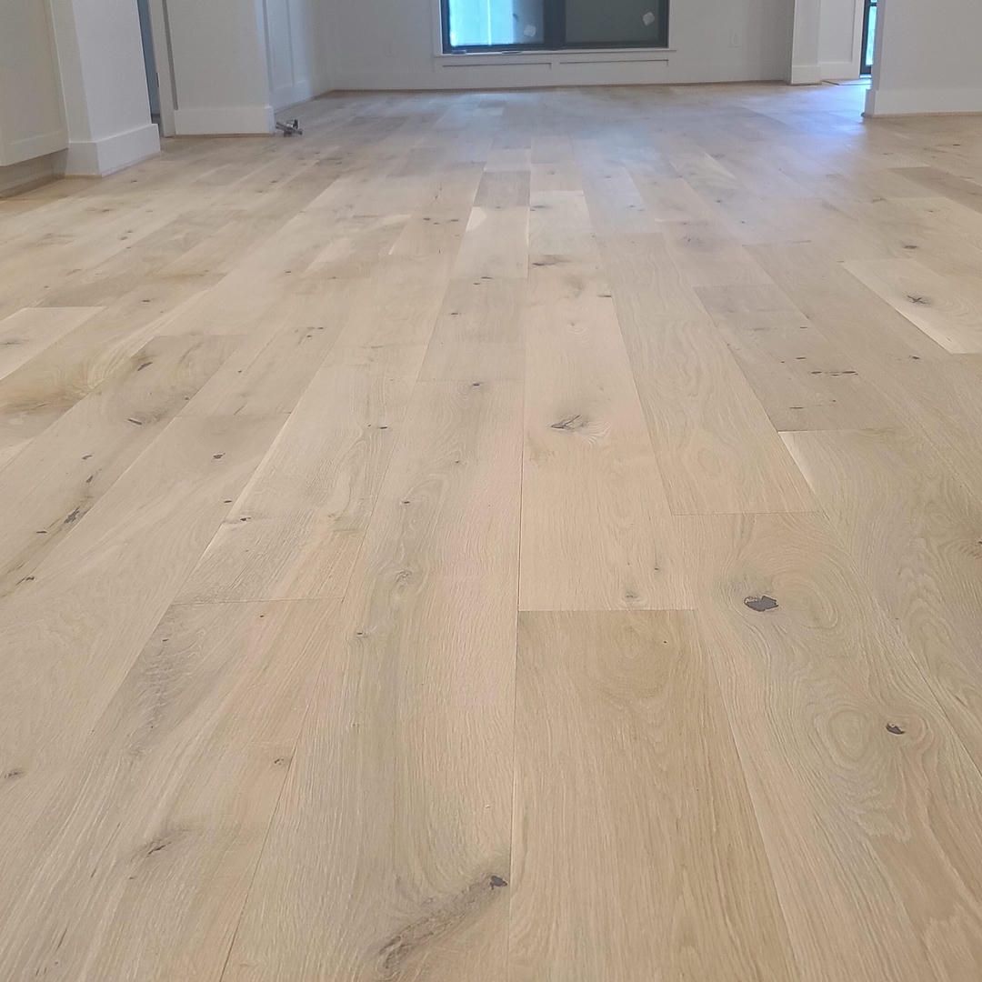 A living room with a hardwood floor and a fireplace.