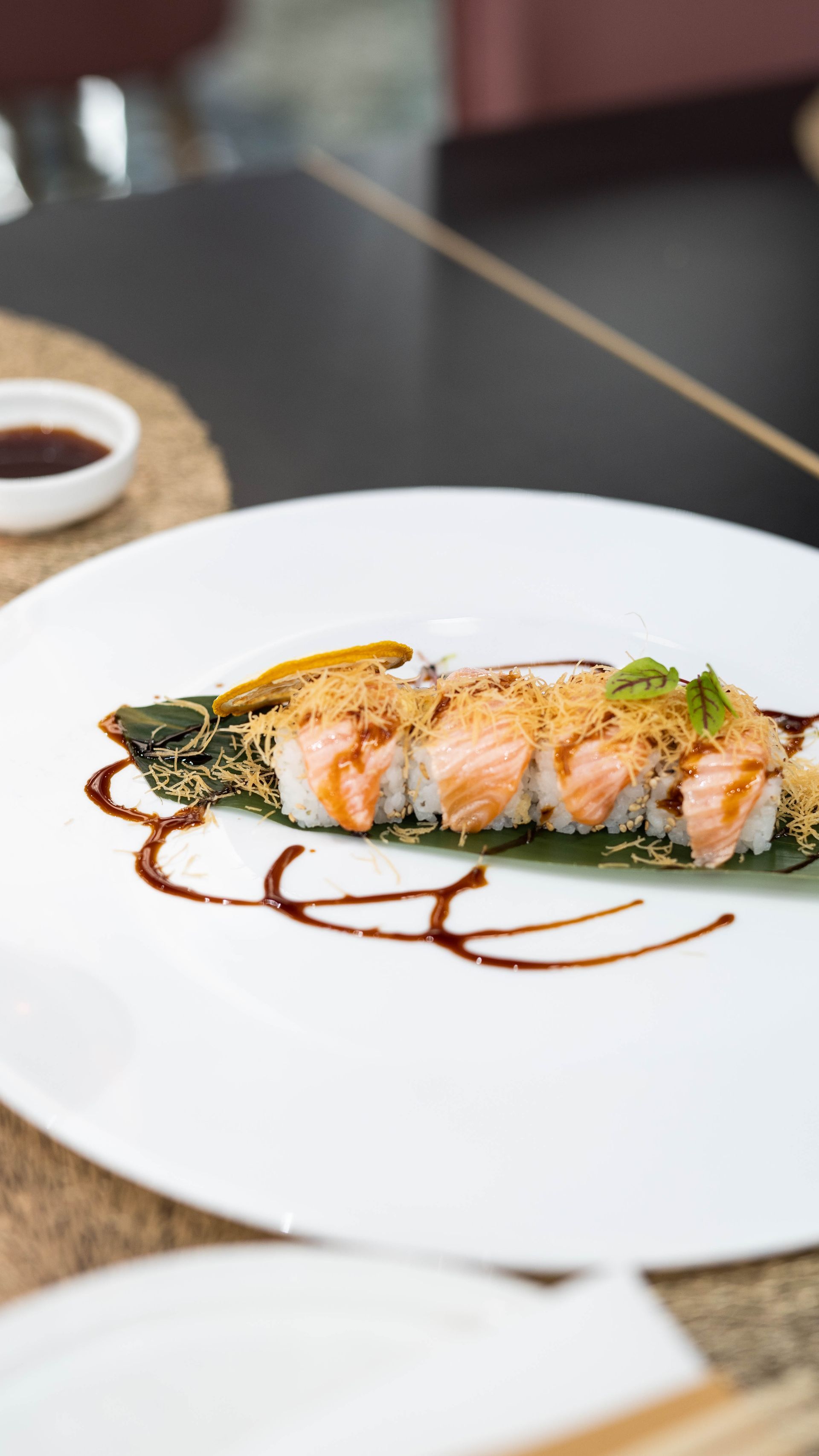 Un primo piano di un piatto di sushi su un tavolo.