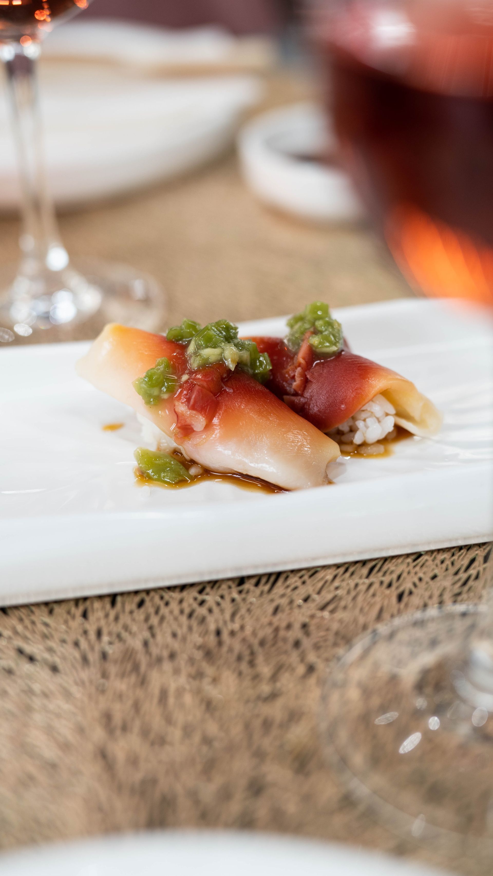 Un primo piano di un piatto di cibo su un tavolo.