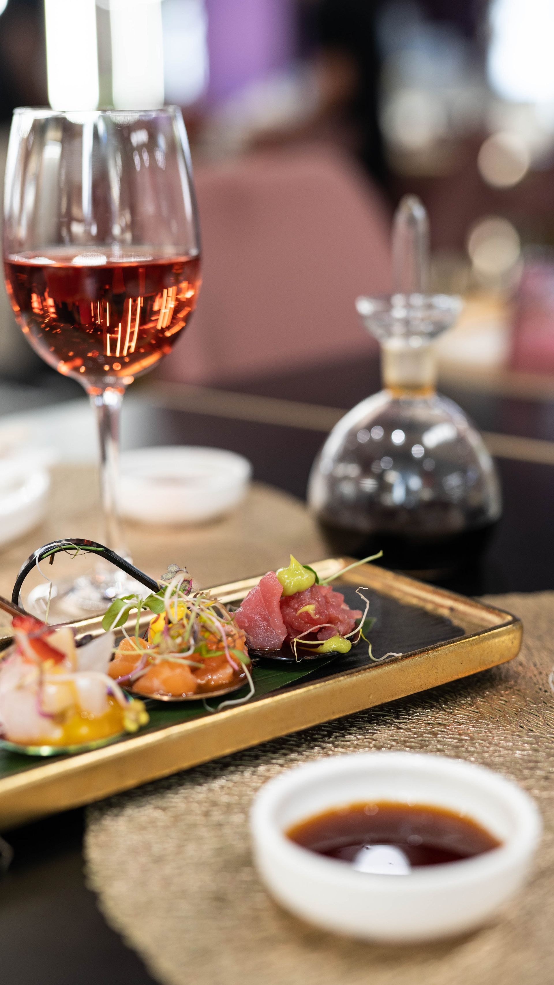 Un piatto di cibo e un bicchiere di vino su un tavolo.