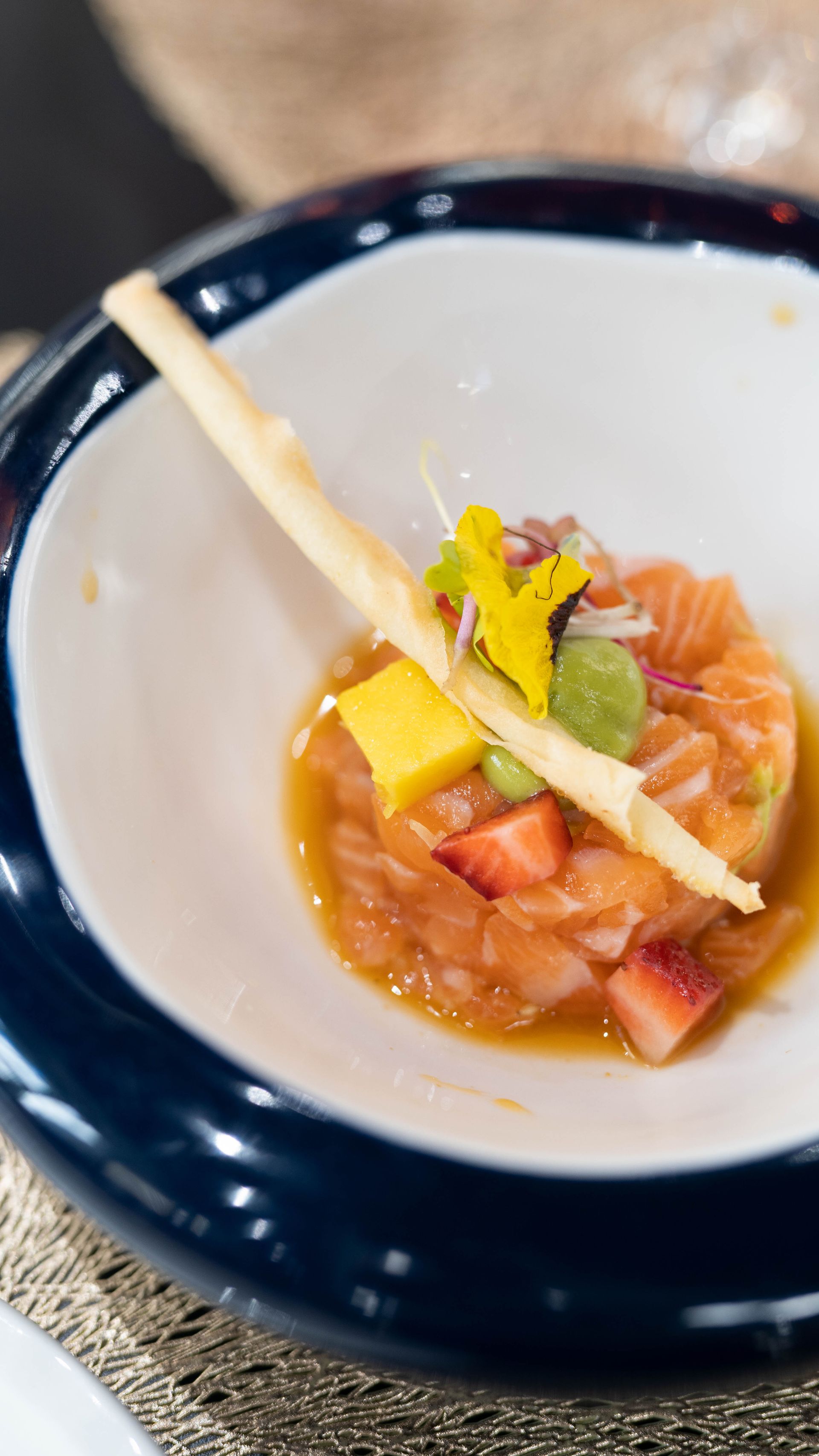 Un primo piano di una ciotola di cibo su un tavolo.