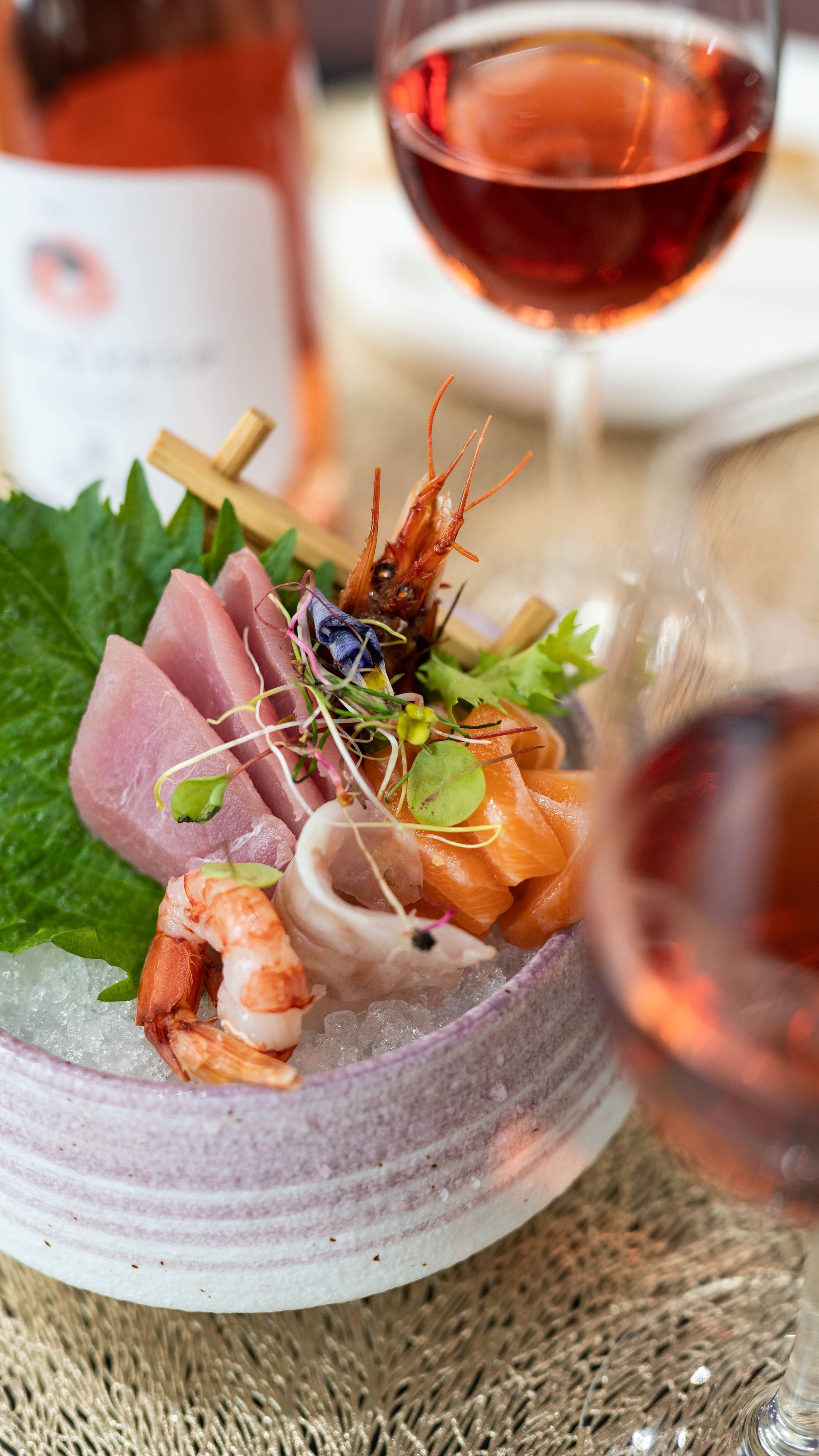 Un primo piano di un piatto di cibo e un bicchiere di vino su un tavolo.