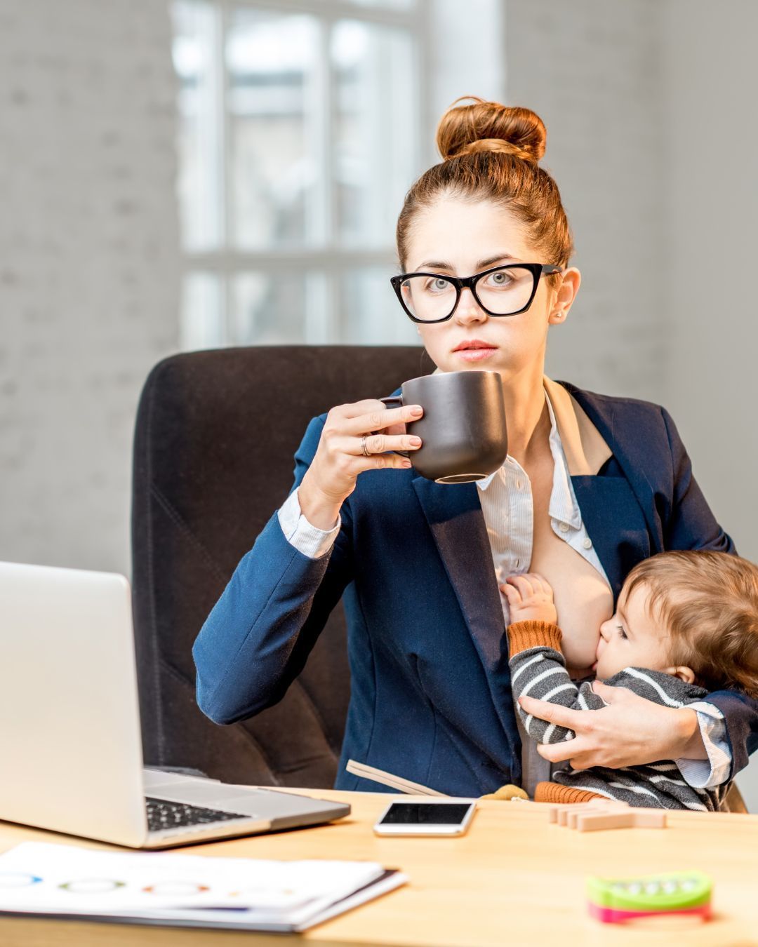 Mamá combinando lactancia materna en el trabajo mientras organiza su jornada laboral.