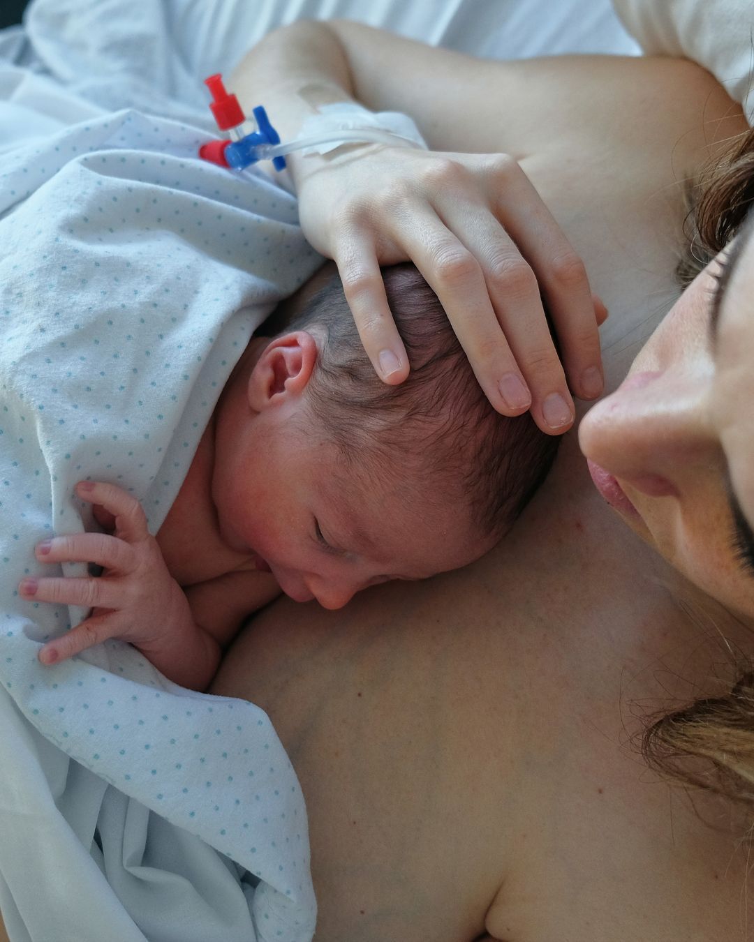 relactación y conexión piel con piel entre mamá y bebé