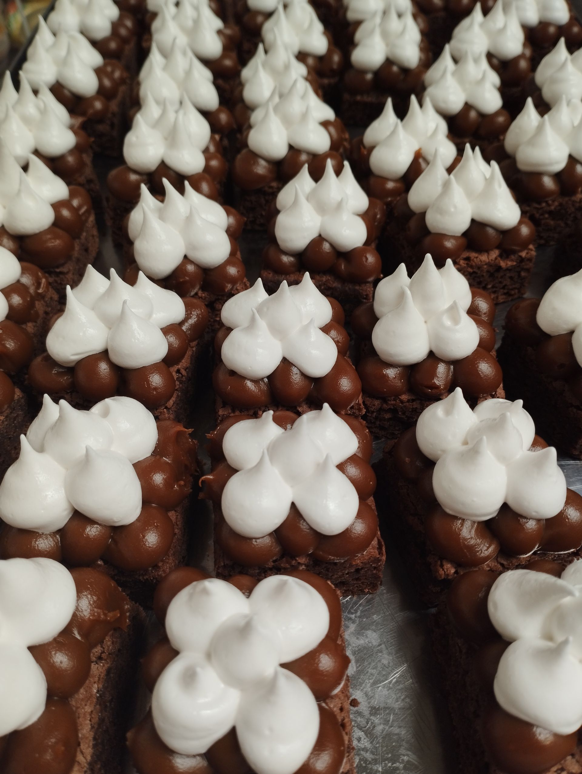 Brownie con dulce de leche y merengue italiano