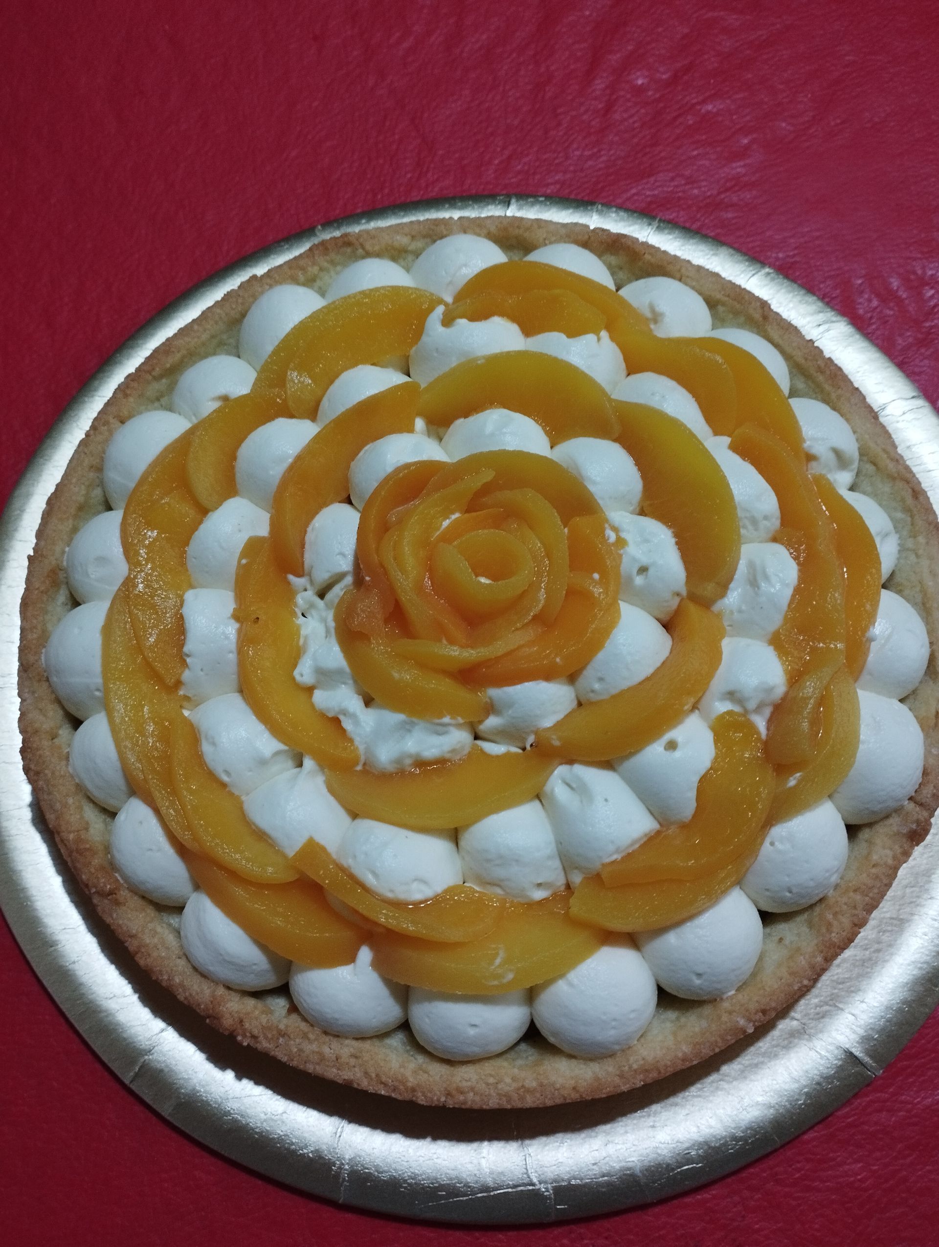Tarta dulce de leche, crema y frutillas /duraznos