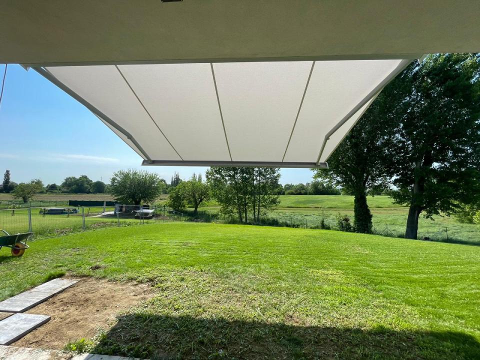 tenda da sole orizzontale color panna