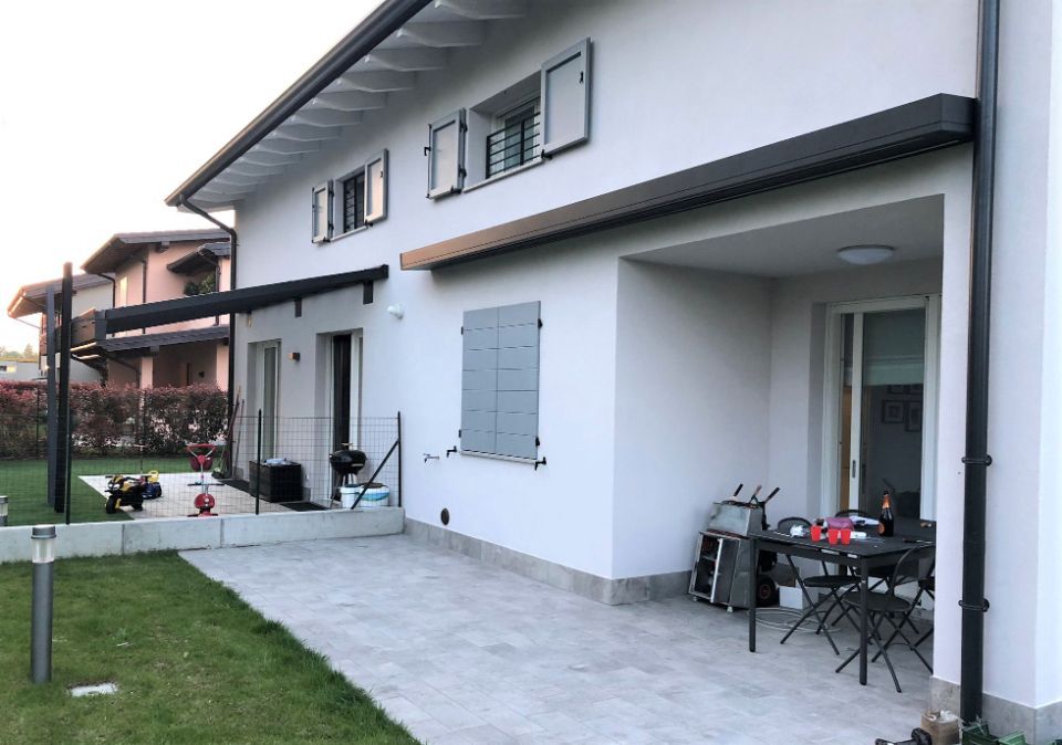 casa moderna con pergotende e giardino