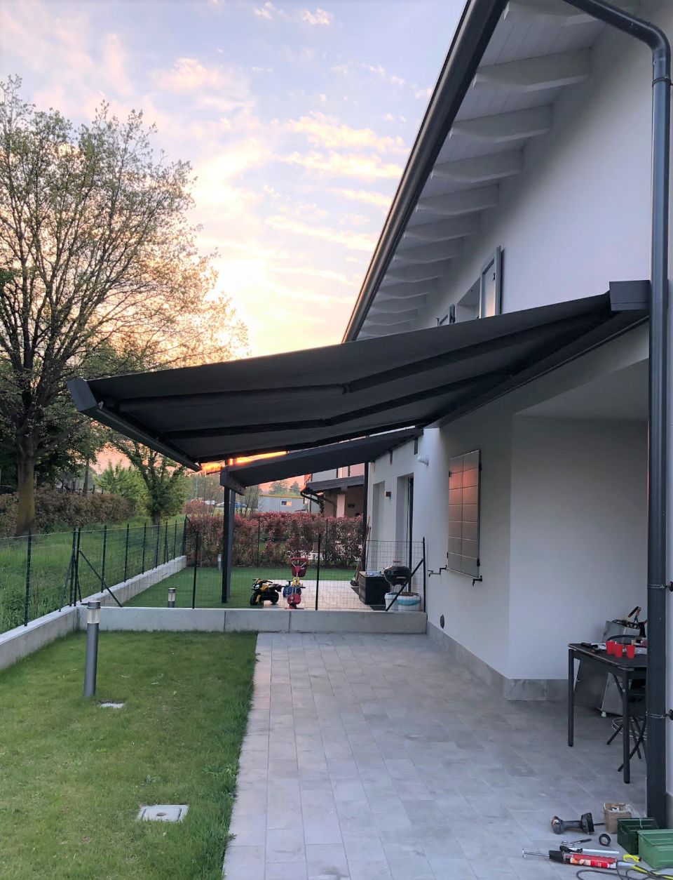 tenda da sole scura a bracci estensibili