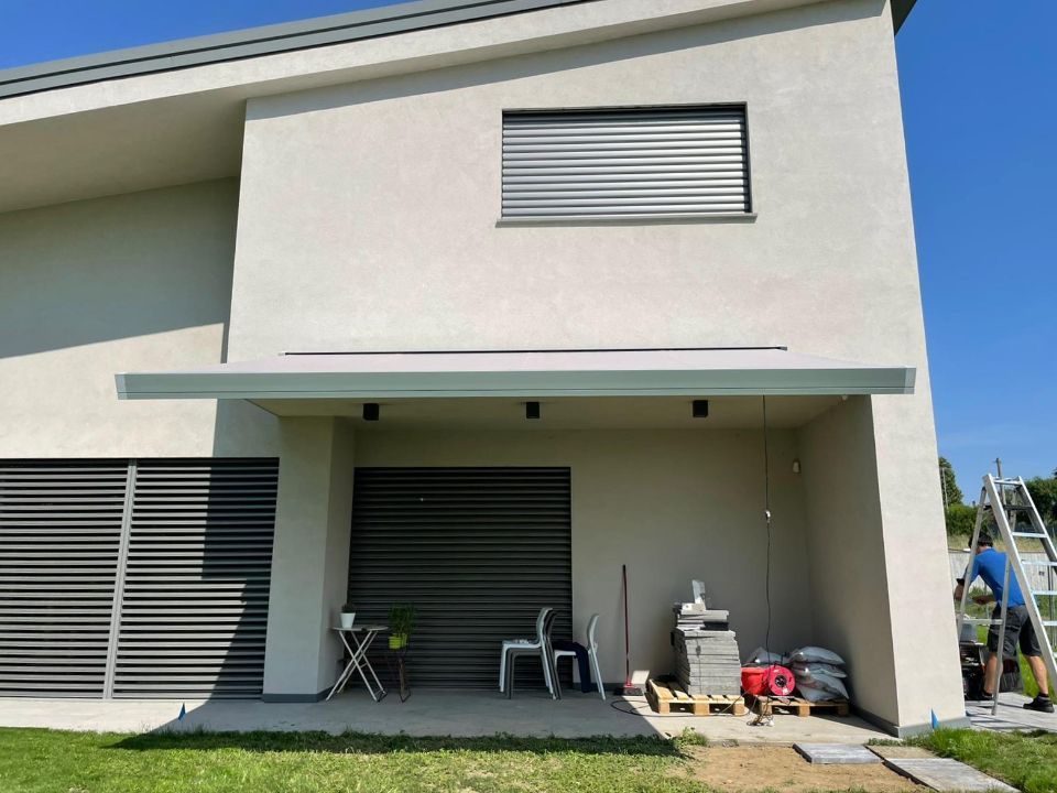 casa moderna a due piani con tenda da sole orizzontale