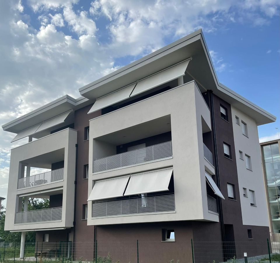 palazzo moderno con tende da sole bianche