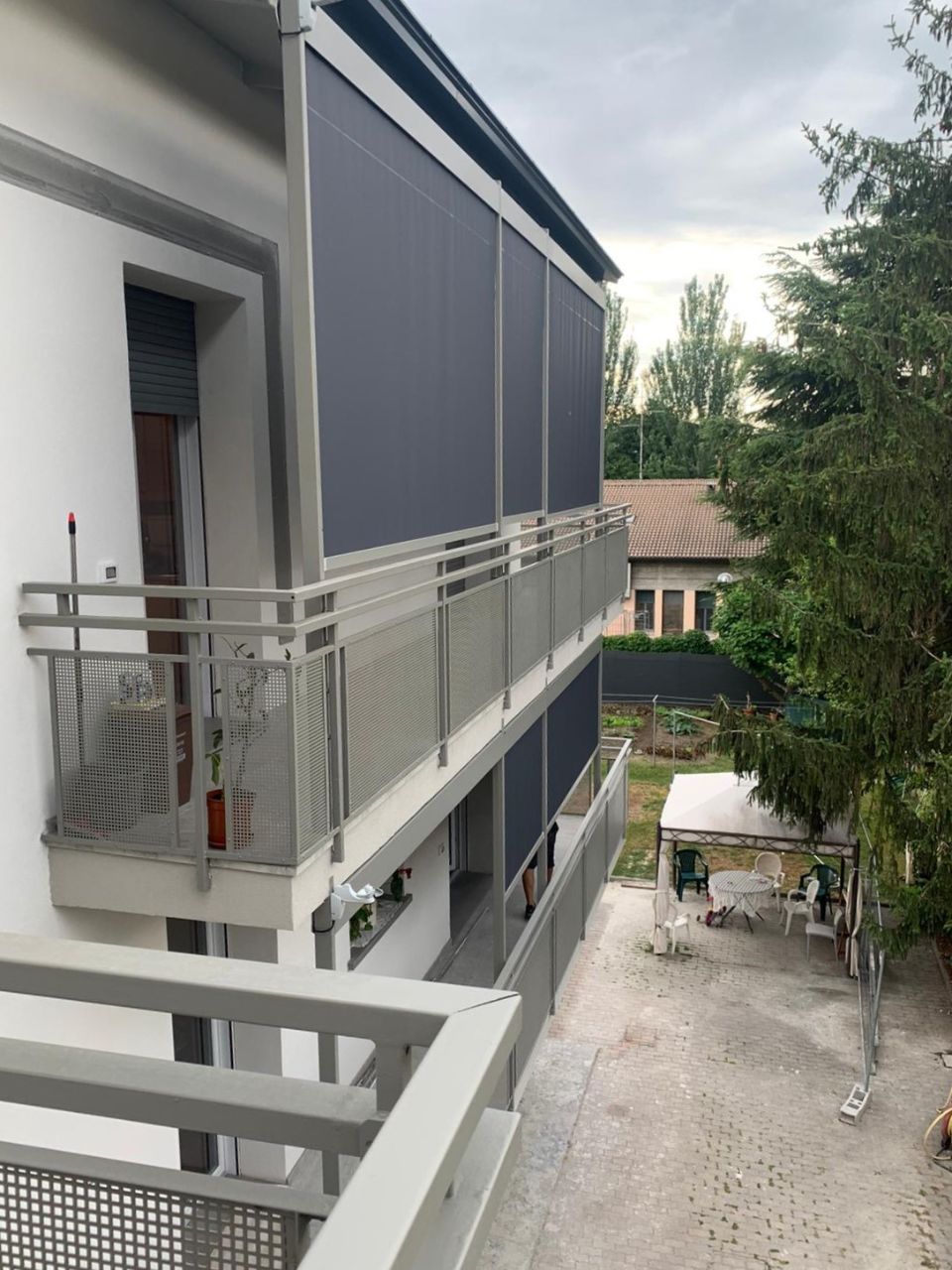 terrazzi con tende da sole verticali