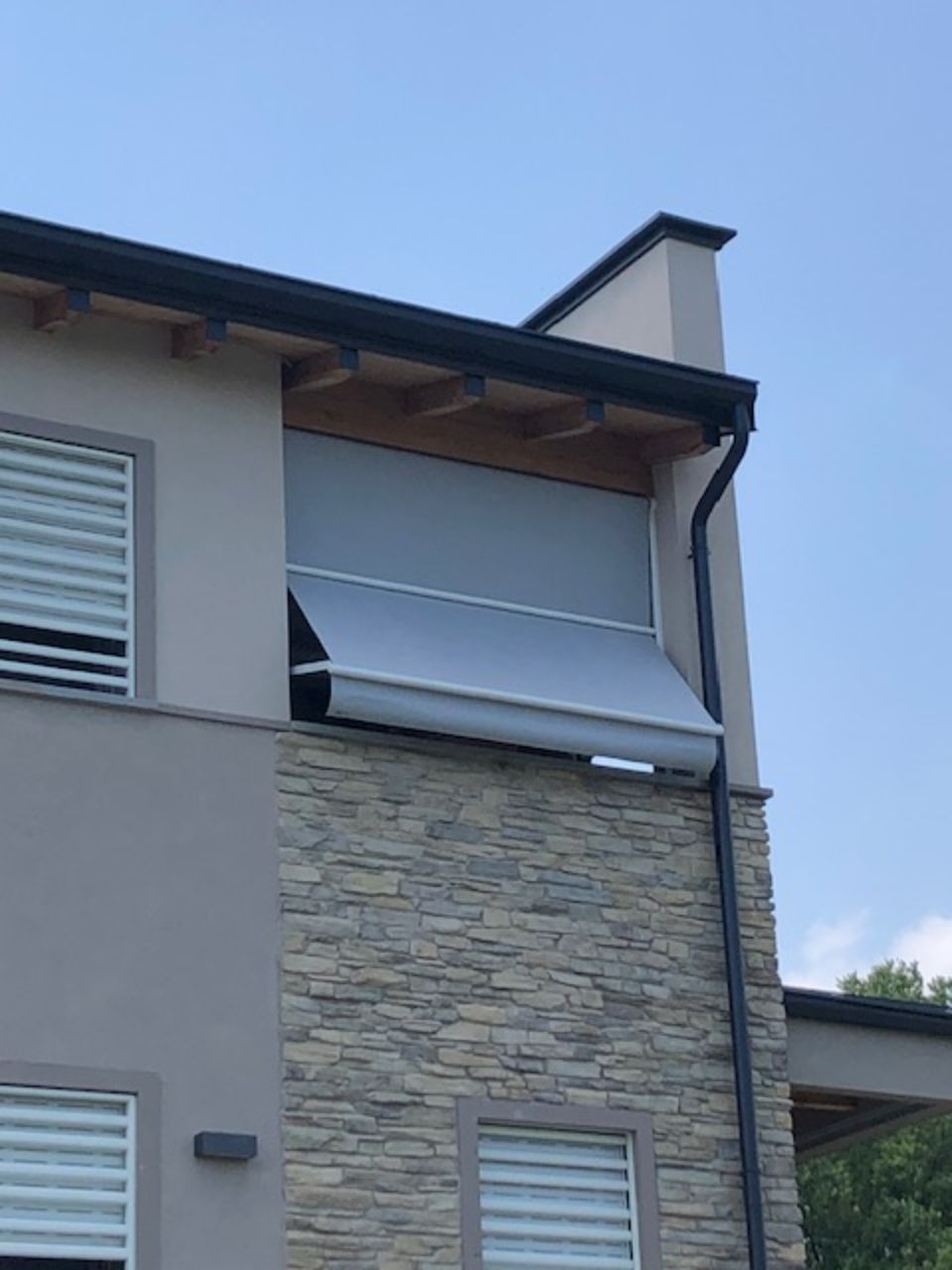 tenda da sole grigia in un terrazzo