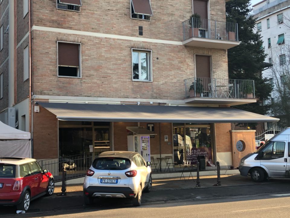 pergotenda scura di un'attività commerciale