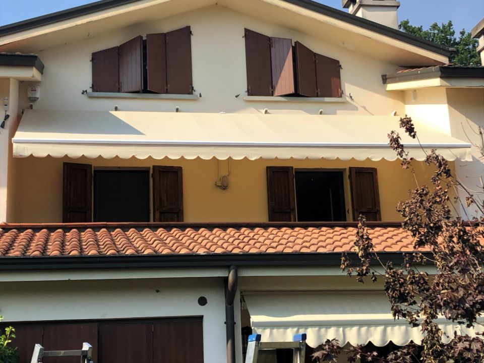 tende da sole beige in una casa su due piani