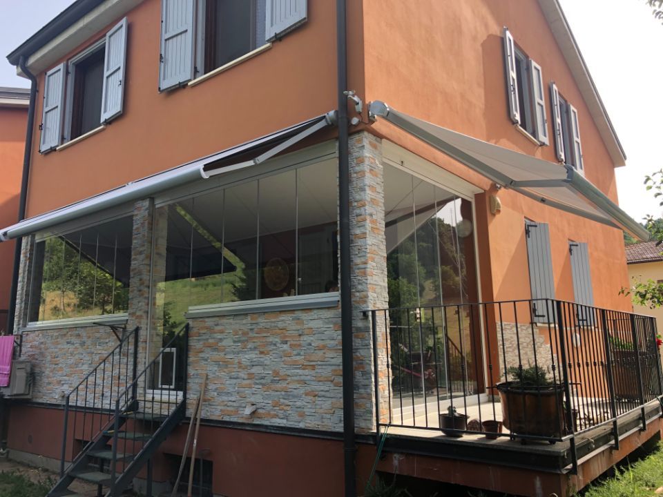 tende da sole grigie in una casa a due piani