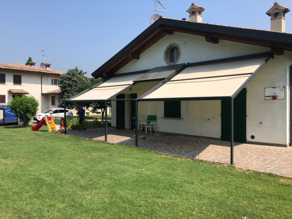 pergotende inclinate vicino al prato