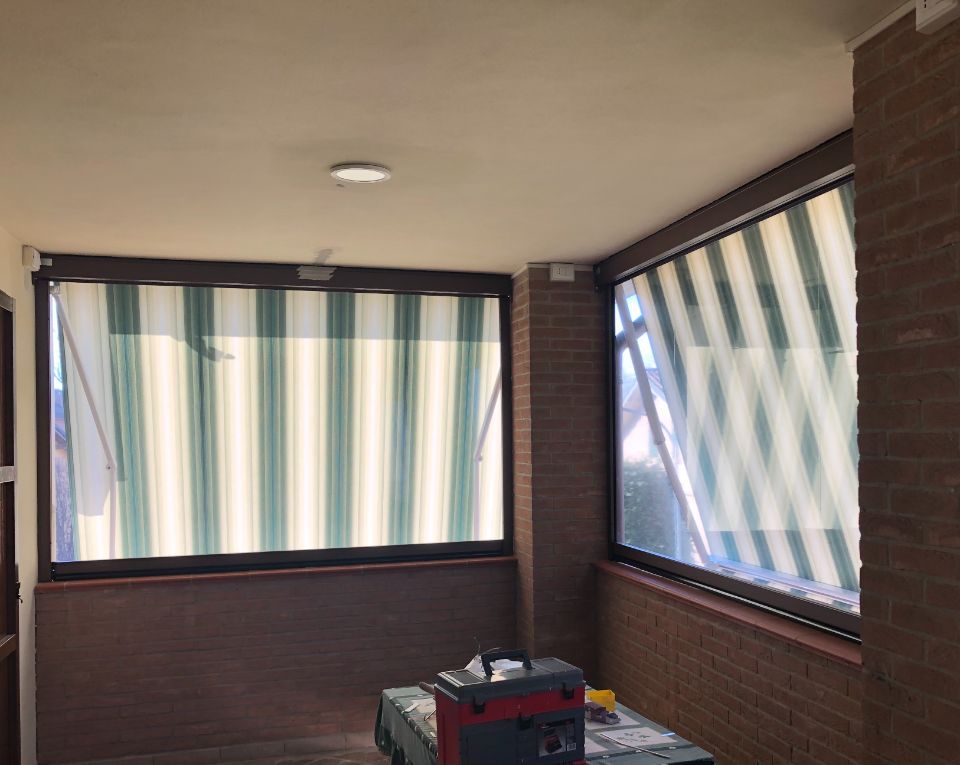 tende da sole a strisce verdi e bianche