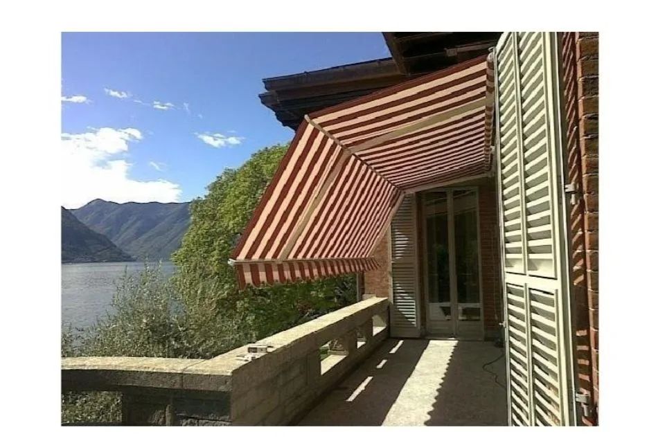 tenda da sole a strisce rosse e bianche