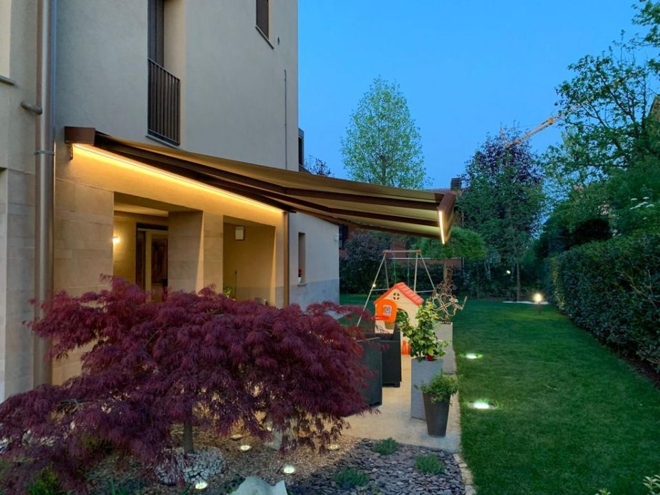 tenda orizzontale in un giardino